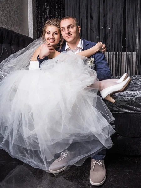 Νέους γάμο ζευγάρι ποζάρει στο λευκό στούντιο — Φωτογραφία Αρχείου