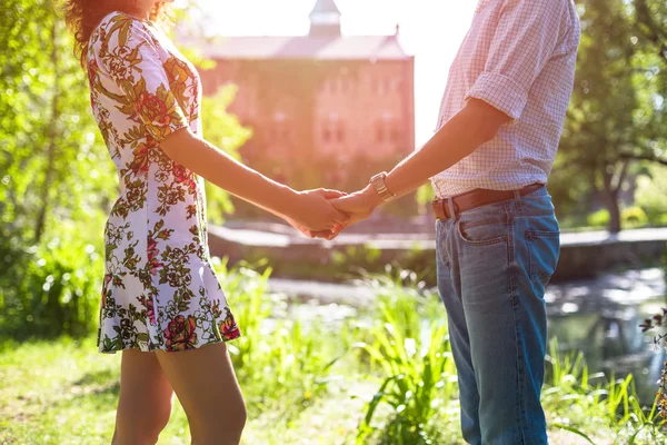 Elele yaz akşam günbatımında aşık genç Çift