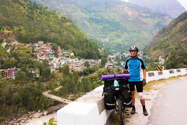 Dağlar yol üzerinde duran bir bisikletçi. Himalayalar, Hindistan — Stok fotoğraf