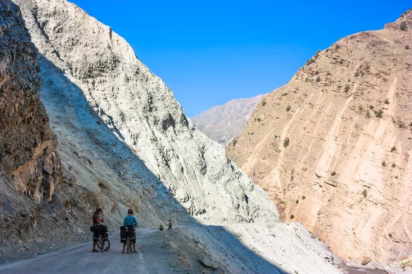 Ciclista montando en un paisaje fantástico en la carretera de montaña, Jammu y el estado de Cachemira, norte de la India — Foto de Stock