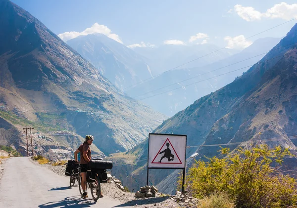 Rowerzysta jazda w fantastyczny krajobraz na górskie drogi, stanu Dżammu i Kaszmir, Indie Północne — Zdjęcie stockowe