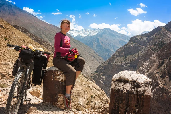 Cyklist ridning i fantastiska landskap på mountain road, Jammu och Kashmir stat, norra Indien — Stockfoto