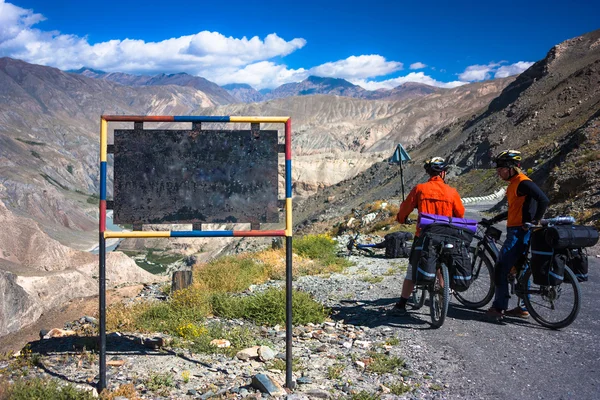 Radfahrer fahren in fantastischer Landschaft auf der Bergstraße, im Bundesstaat Jammu und Kaschmir, Nordindien — Stockfoto
