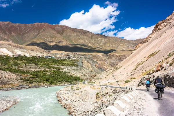 Himalaias paisagem montanhosa. Jammu e Caxemira, Norte da Índia — Fotografia de Stock