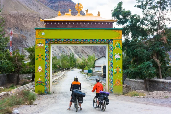 Dois ciclista perto de portões do Tibete no Himalaia montanha aldeia, Norte da Índia — Fotografia de Stock
