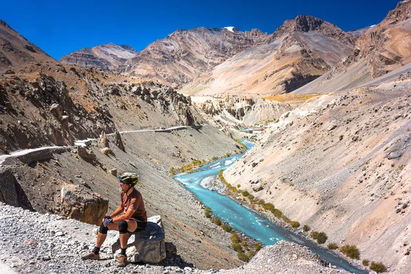 Genç bisikletçi dağlar yolda ayakta. Himalayalar, Jammu and Kashmir devlet, Kuzey Hindistan — Stok fotoğraf