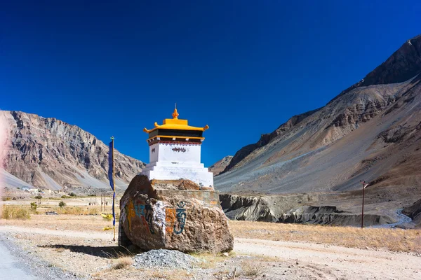 Local de oração tibetana com bandeiras coloridas nas montanhas do Himalaia — Fotografia de Stock