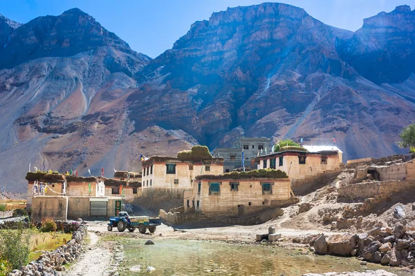 Día soleado en las montañas, norte de la India, Himalaya —  Fotos de Stock