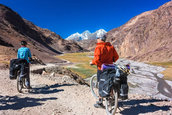 Jovem ciclista de pé na estrada das montanhas. Himalaias, Jammu e Caxemira, Norte da Índia — Fotografia de Stock