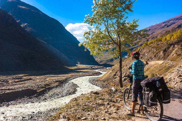 Genç bisikletçi dağlar yolda ayakta. Himalayalar, Jammu and Kashmir devlet, Kuzey Hindistan — Stok fotoğraf