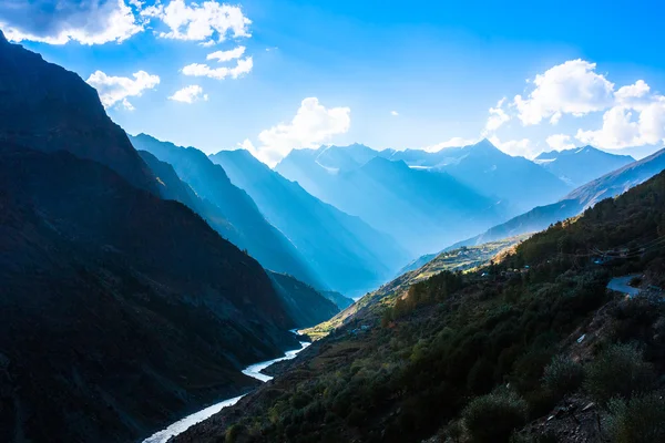 Himalaya dağ manzarası. Jammu ve Keşmir devlet, Kuzey Hindistan — Stok fotoğraf