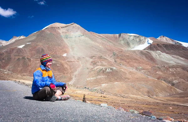 Jovem mulher enjo himalayas paisagem da montanha — Fotografia de Stock