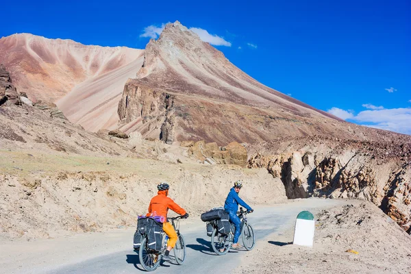 Jovem ciclista de pé na estrada das montanhas. Himalaias, Jammu e Caxemira, Norte da Índia — Fotografia de Stock