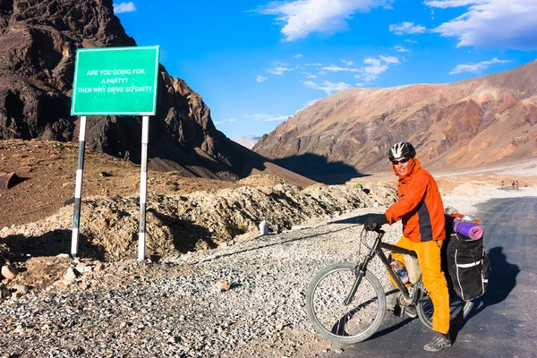 Ung cyklist står på berg väg. Himalaya, Jammu och Kashmir stat, norra Indien — Stockfoto