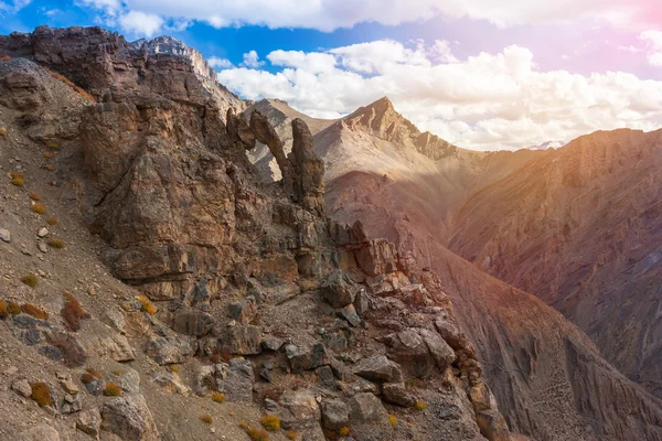Himalaya Dağları, yol ve bulutlar, yatay çöl. Jammu ve Keşmir devlet, Kuzey Hindistan