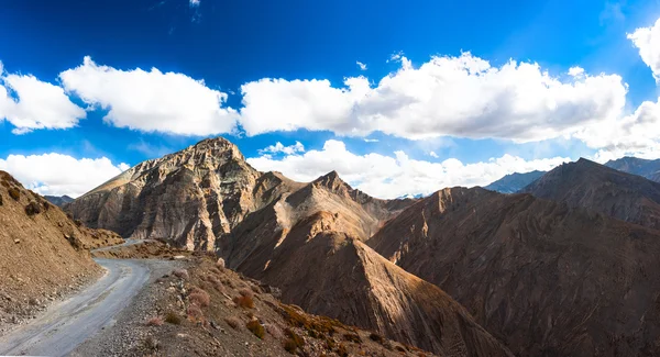 Himalaias deserto paisagem com montanhas, estrada e nuvens. Jammu e Caxemira, Norte da Índia — Fotografia de Stock