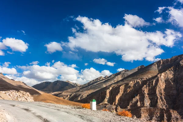 ヒマラヤ山脈砂漠、山、道、雲のある風景です。ジャンムー ・ カシミール州、北インド — ストック写真