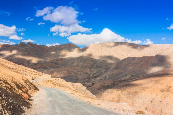 Himalaya paisaje desértico con montañas, carretera y nubes. Jammu y el estado de Cachemira, norte de la India —  Fotos de Stock