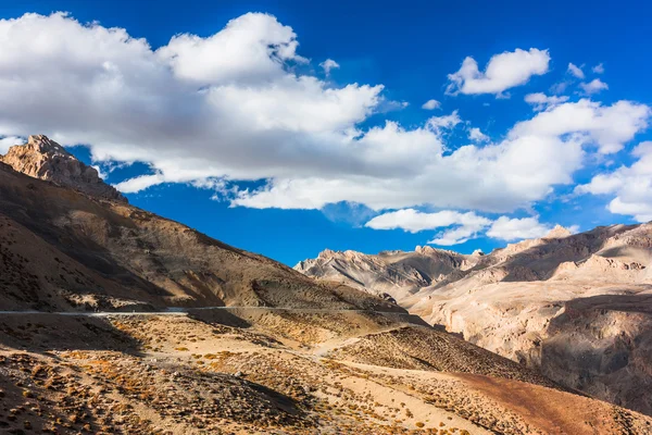 Himalaya paisaje con montañas. Jammu y el estado de Cachemira, norte de la India — Foto de Stock