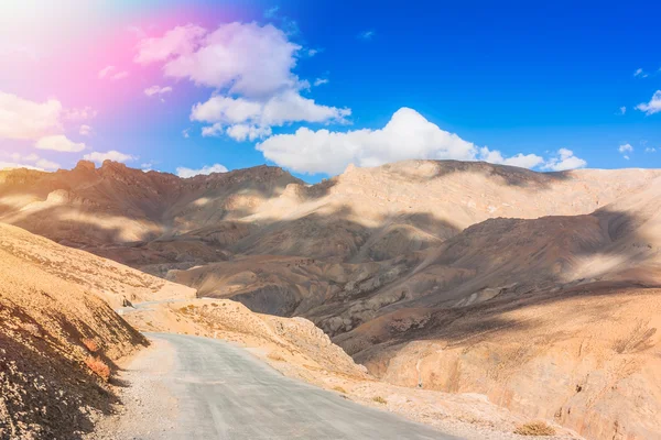 Himalája sivatagi táj a hegyek, a közúti és a felhők. Jammu és Kasmír államban, Észak-India — Stock Fotó