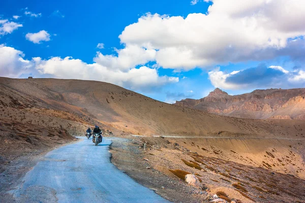 Himalaje pustyni krajobrazu z góry, droga i chmury. Dżammu i Kaszmir Państwa, północnych Indiach — Zdjęcie stockowe