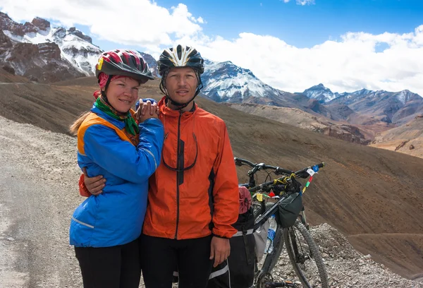 Pedalare in bicicletta in un paesaggio fantastico su strada di montagna, Jammu e Kashmir State, India del Nord — Foto Stock