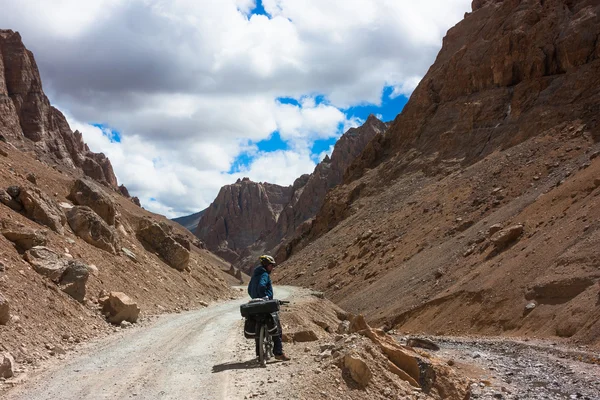 Fietser rijden in een fantastisch landschap op mountain road, staat Jammu en Kasjmir, Noord-India — Stockfoto