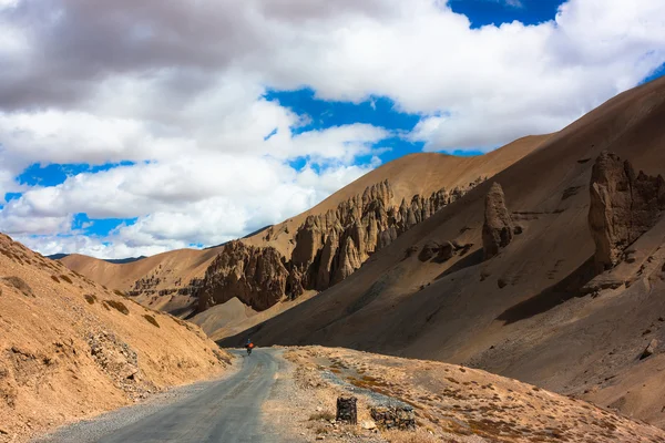 Himalaya paisaje desértico con montañas, carretera y nubes. Jammu y el estado de Cachemira, norte de la India — Foto de Stock