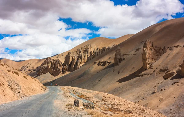 Paisaje desértico del Himalaya con montañas, caminos y nubes — Foto de Stock