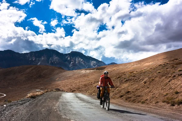 自転車山道、ジャンムー ・ カシミール州、北インドに乗って幻想的な風景に — ストック写真