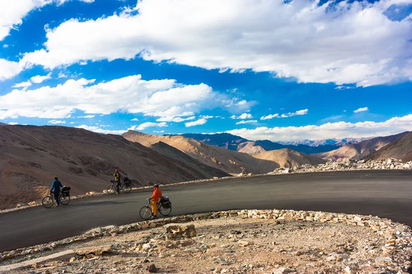 Genç bicyclists dağ road, Jammu and Kashmir devlet, Kuzey Hindistan — Stok fotoğraf