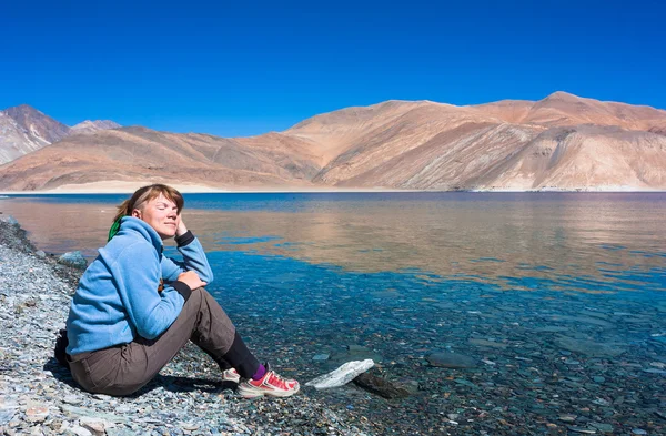 Jovem mulher está em Pangong Tso Lake em Ladakh, Jammu e Caxemira State, Índia . — Fotografia de Stock