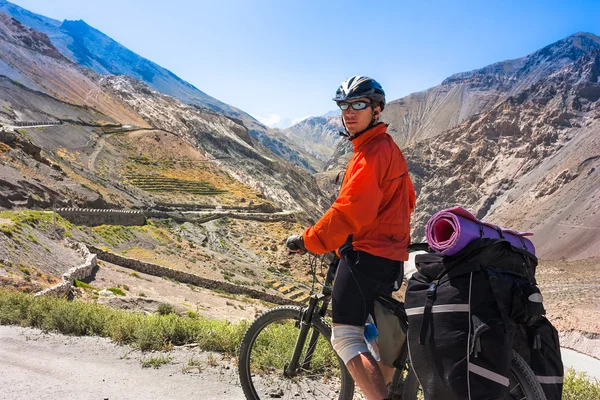 Jovem ciclista em estrada de montanha, Jammu e Caxemira Estado, Norte da Índia — Fotografia de Stock