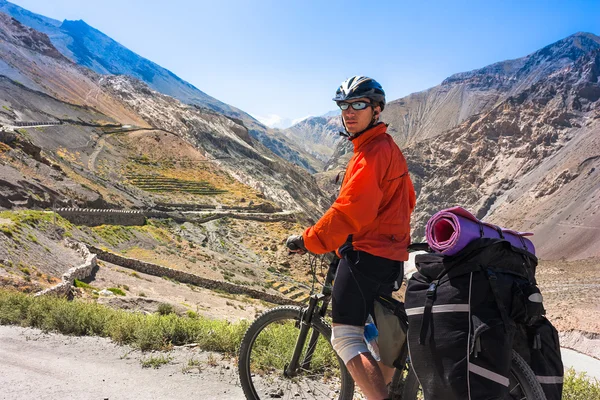 Giovane ciclista su strada di montagna, Stato del Jammu e del Kashmir, India settentrionale — Foto Stock