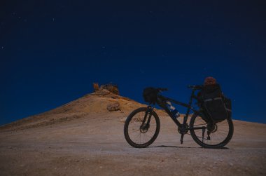 Kanyon Mizpe Ramon yakınındaki Bisiklet gece - Negev Çölü, İsrail