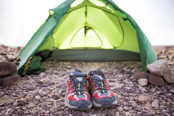 Gröna tält och röda sneakers i solig morgon — Stockfoto