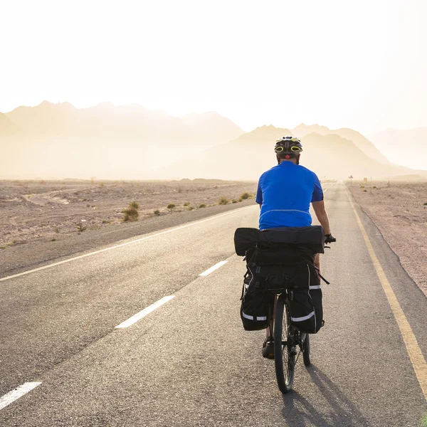 Bicicleta están montando en el camino en el desierto de Israel — Foto de Stock