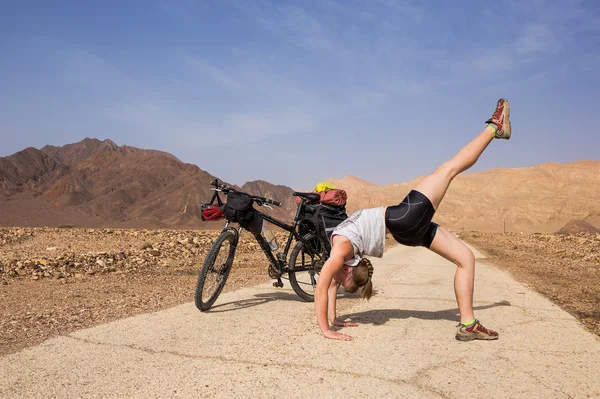 Genç kadın bisiklet gezisi sırasında Yoga rahatlatıcı — Stok fotoğraf