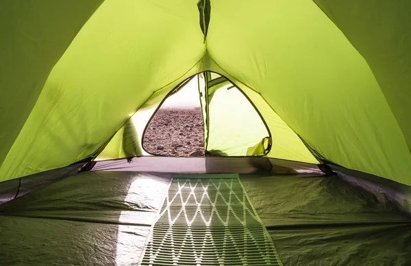 Güneşli sabah yeşil çadır