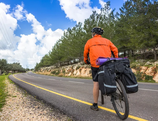 Biciclistul este pe drum în ziua însorită — Fotografie, imagine de stoc