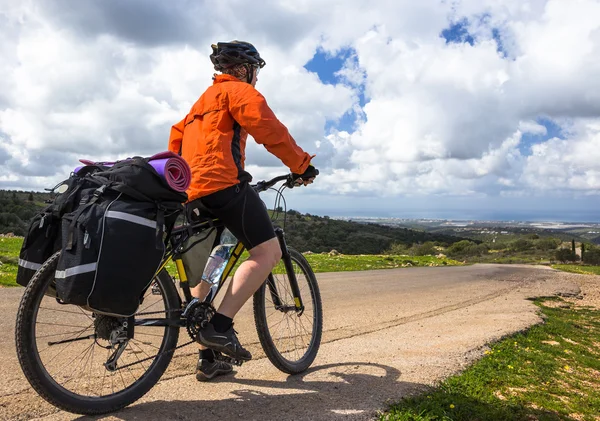 Biciclist plimbari pe drum în ziua însorită — Fotografie, imagine de stoc