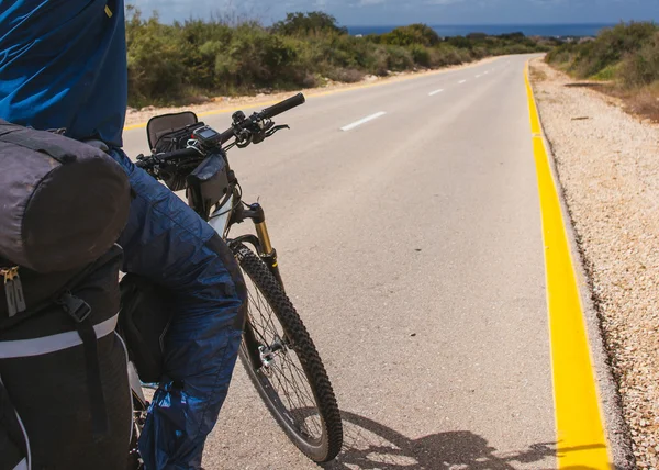 Passeios de bicicleta na estrada em dia ensolarado — Fotografia de Stock