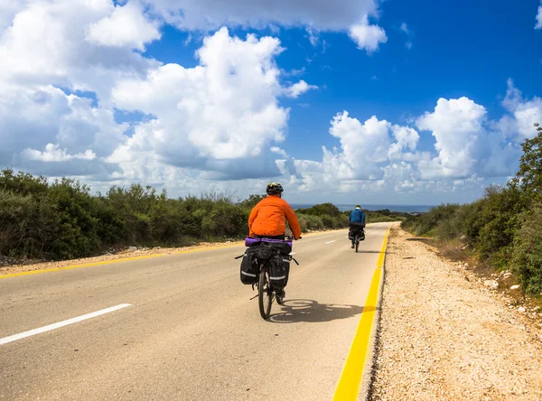 Велосипедист ездит по дороге в солнечный день — стоковое фото