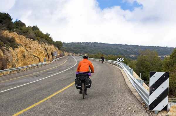 Passeios de bicicleta na estrada em dia ensolarado — Fotografia de Stock