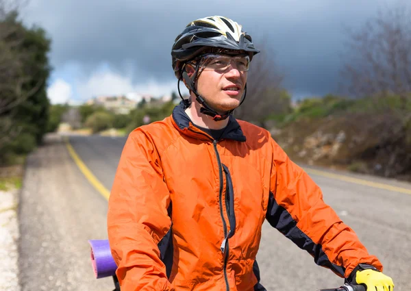 Passeios de bicicleta na estrada em dia ensolarado — Fotografia de Stock