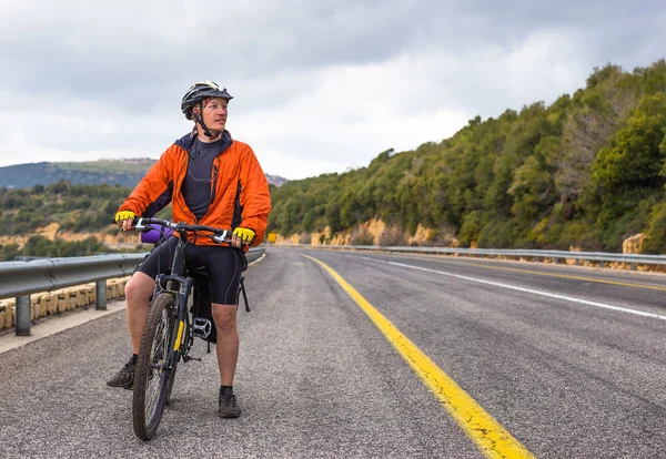 Biciclist plimbari pe drum în ziua însorită — Fotografie, imagine de stoc