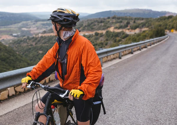 Paseos en bicicleta por la carretera en un día soleado — Foto de Stock