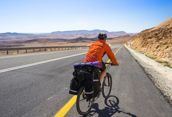 Paseos en bicicleta por la carretera en un día soleado — Foto de Stock