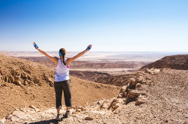 Junge Frau beim entspannenden Yoga in schöner Landschaft — Stockfoto