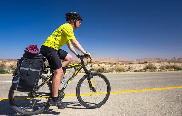 Biciclist în tricou galben plimbari pe drum — Fotografie, imagine de stoc